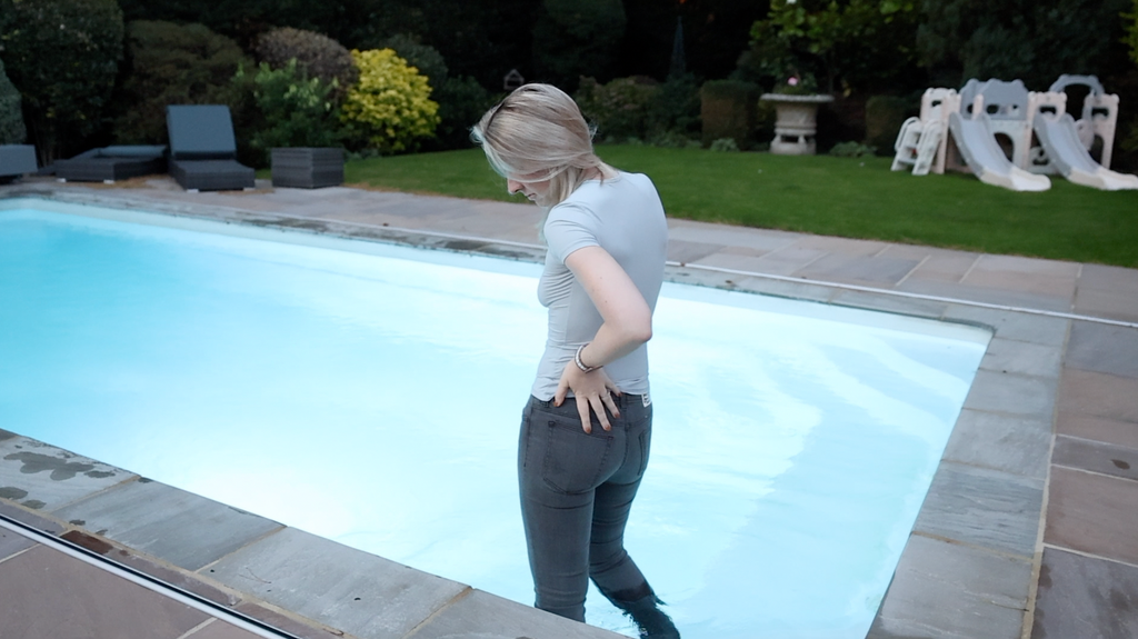 Night Shoot - Grey Jeans & Tight T-Shirt In Pool