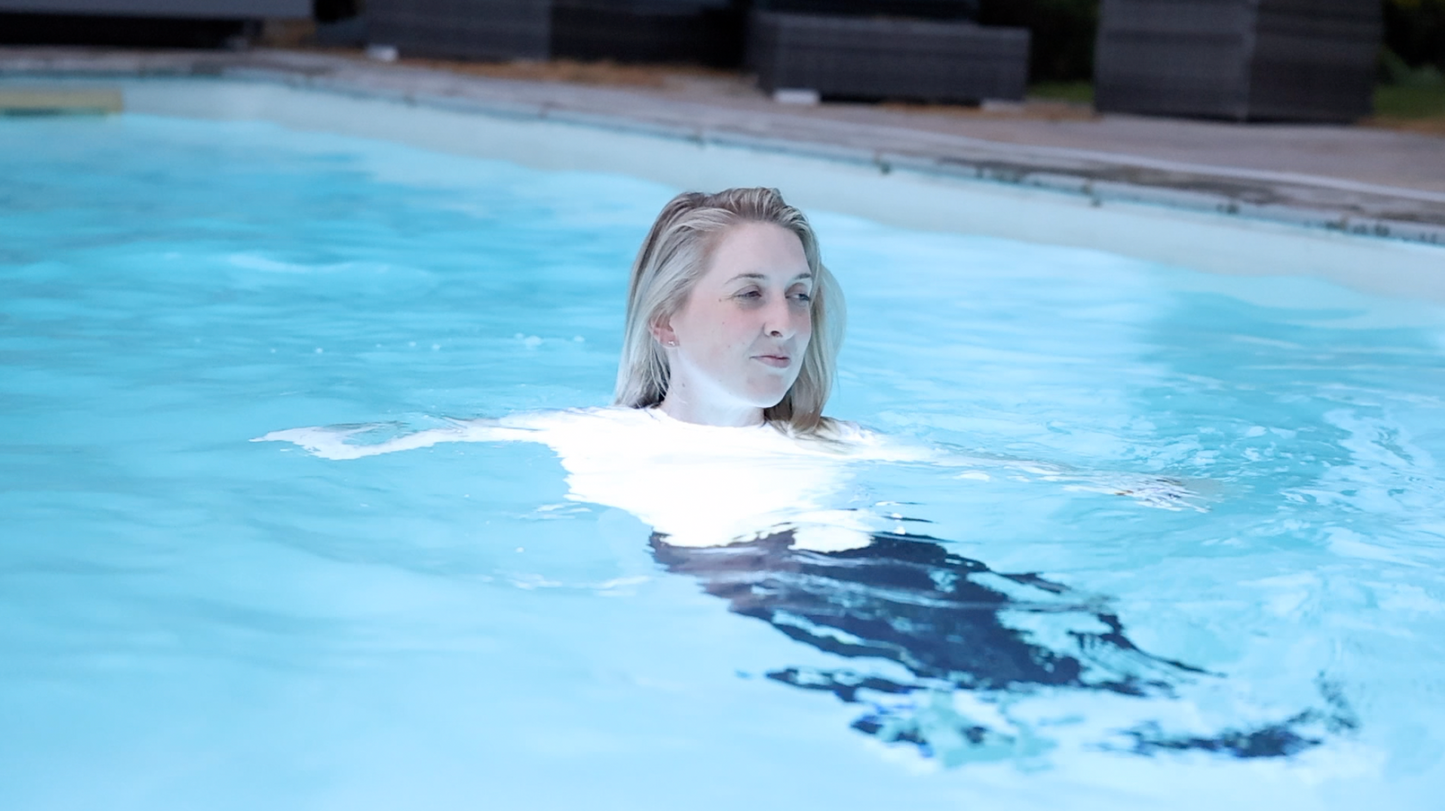 Night Shoot - Grey Jeans & Tight T-Shirt In Pool