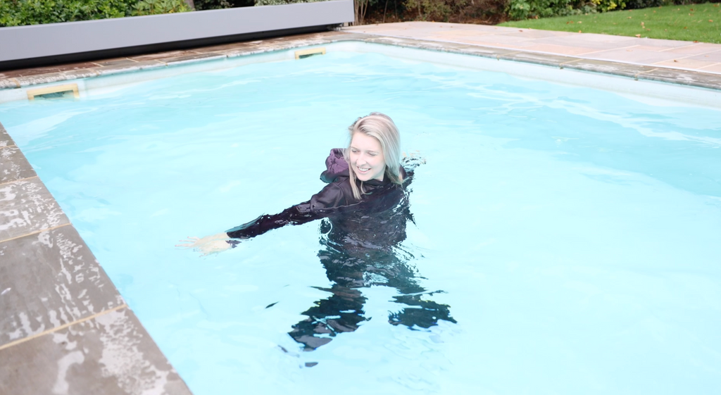 Hoodie, T-Shirt, Jeans and White Trainers In The Pool