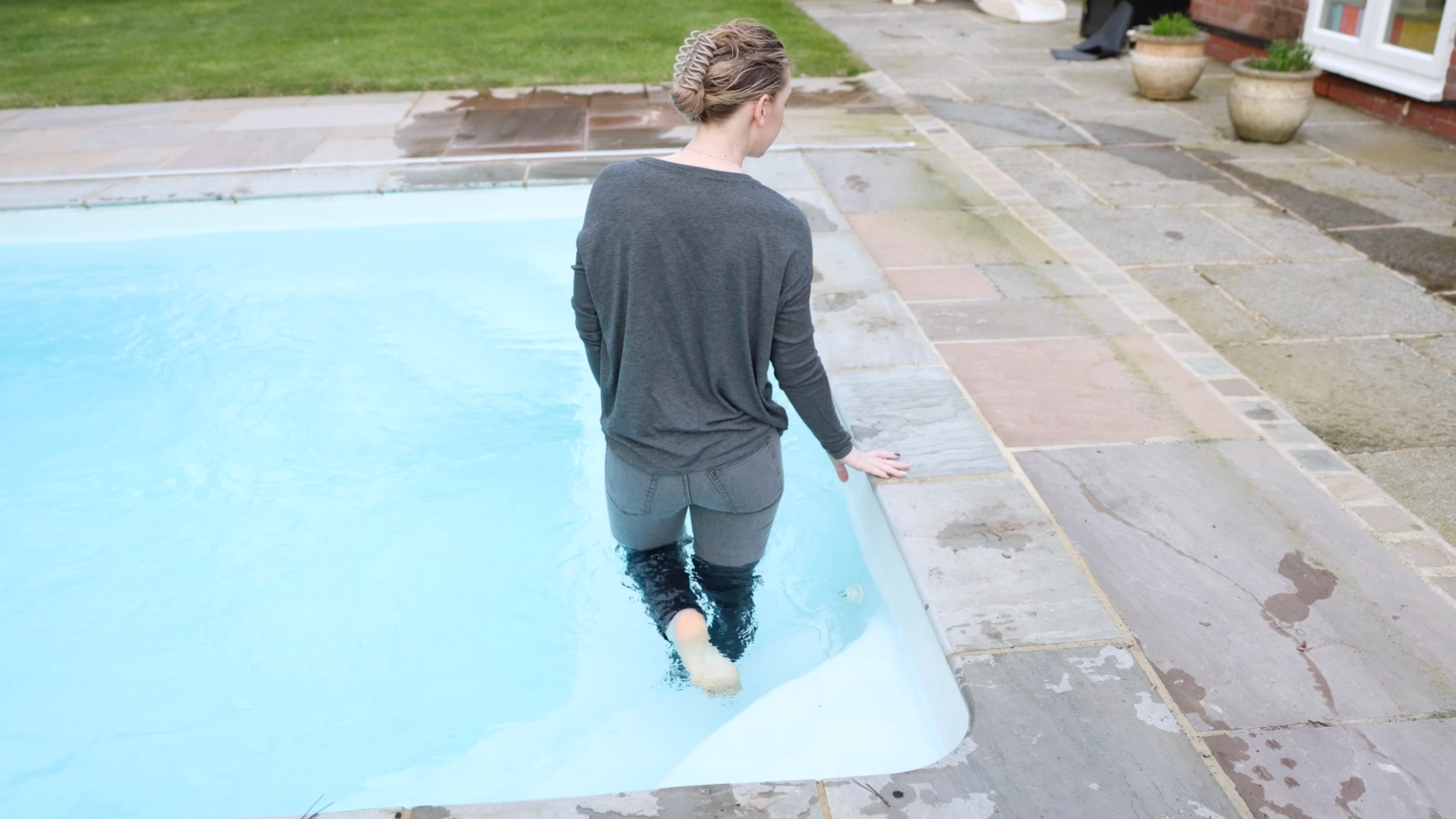 Grey Jeans & Grey Long Sleeve In The Pool!