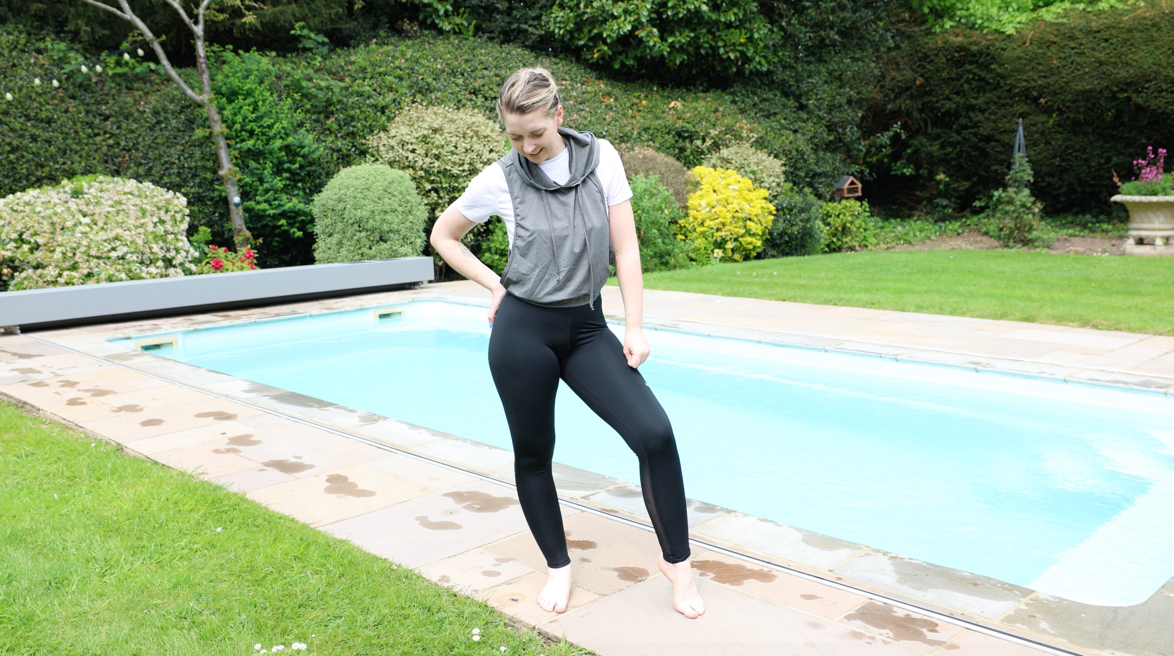 Leggings, White T-Shirt & Sports Hoodie In The Pool