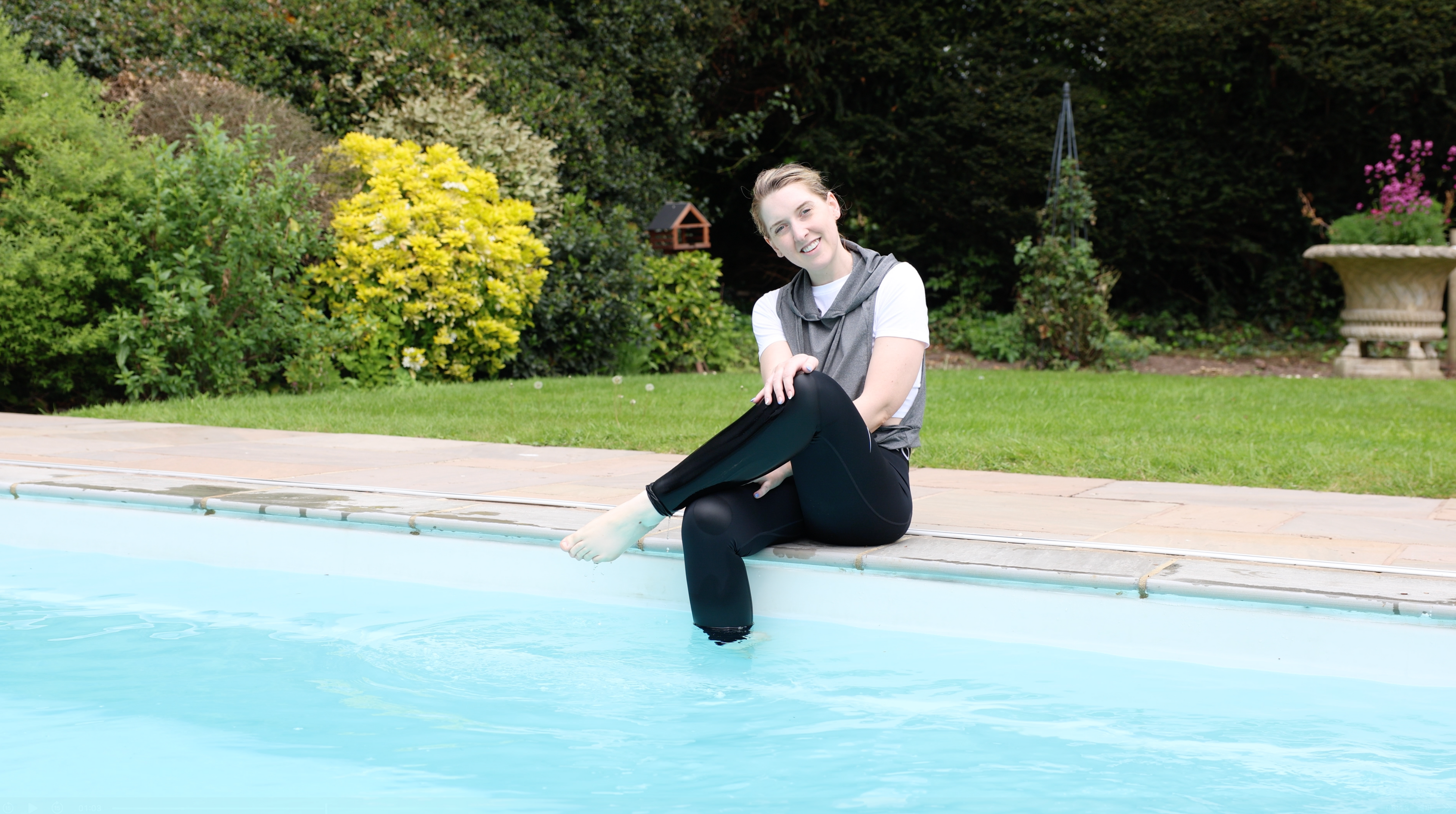 Leggings, White T-Shirt & Sports Hoodie In The Pool