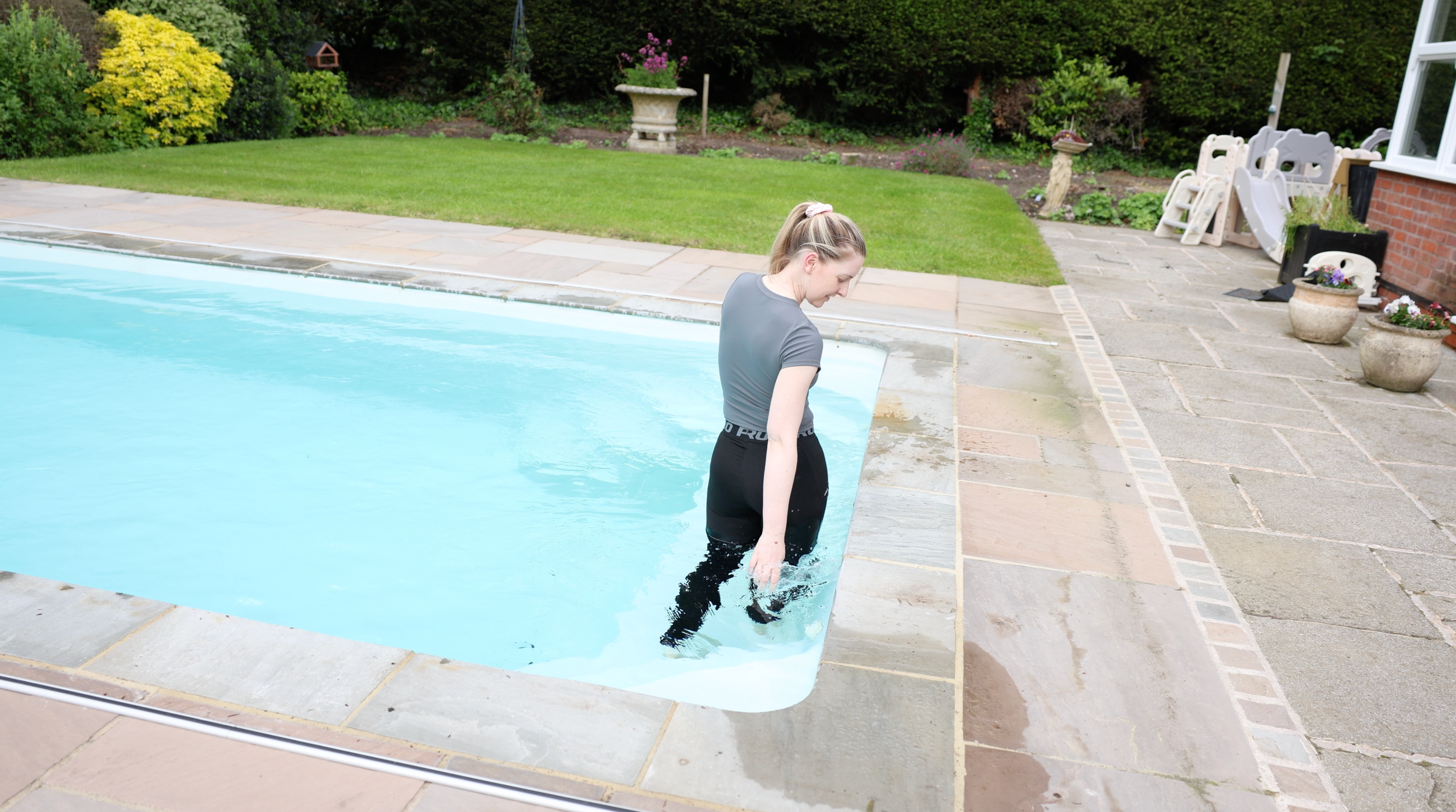 Tight Polyester T-Shirt & Sports Leggings In The Pool