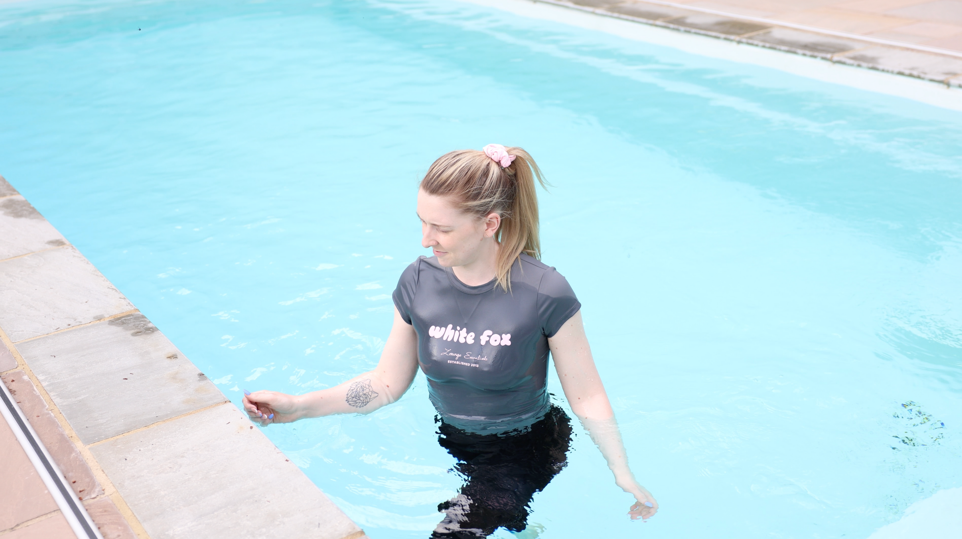 Tight Polyester T-Shirt & Sports Leggings In The Pool