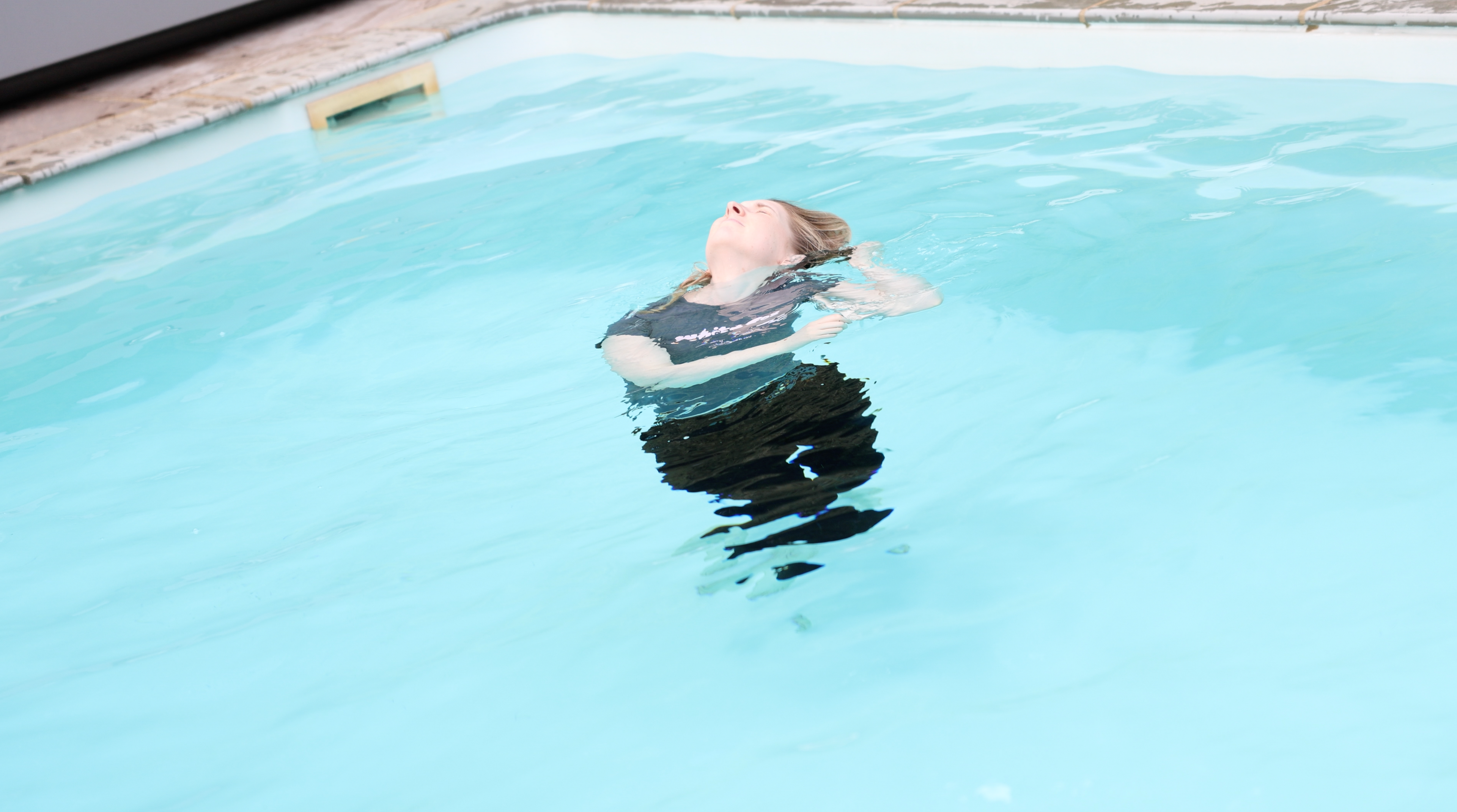 Tight Polyester T-Shirt & Sports Leggings In The Pool