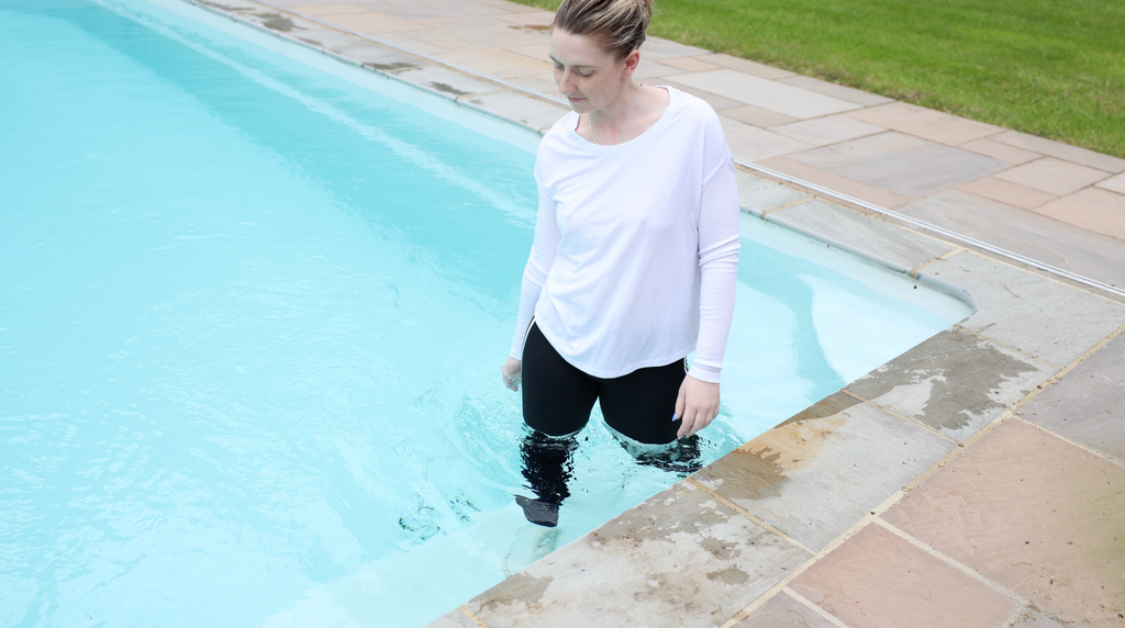 White Flowy Longlseeve & Sports Leggings In The Pool & Hottub