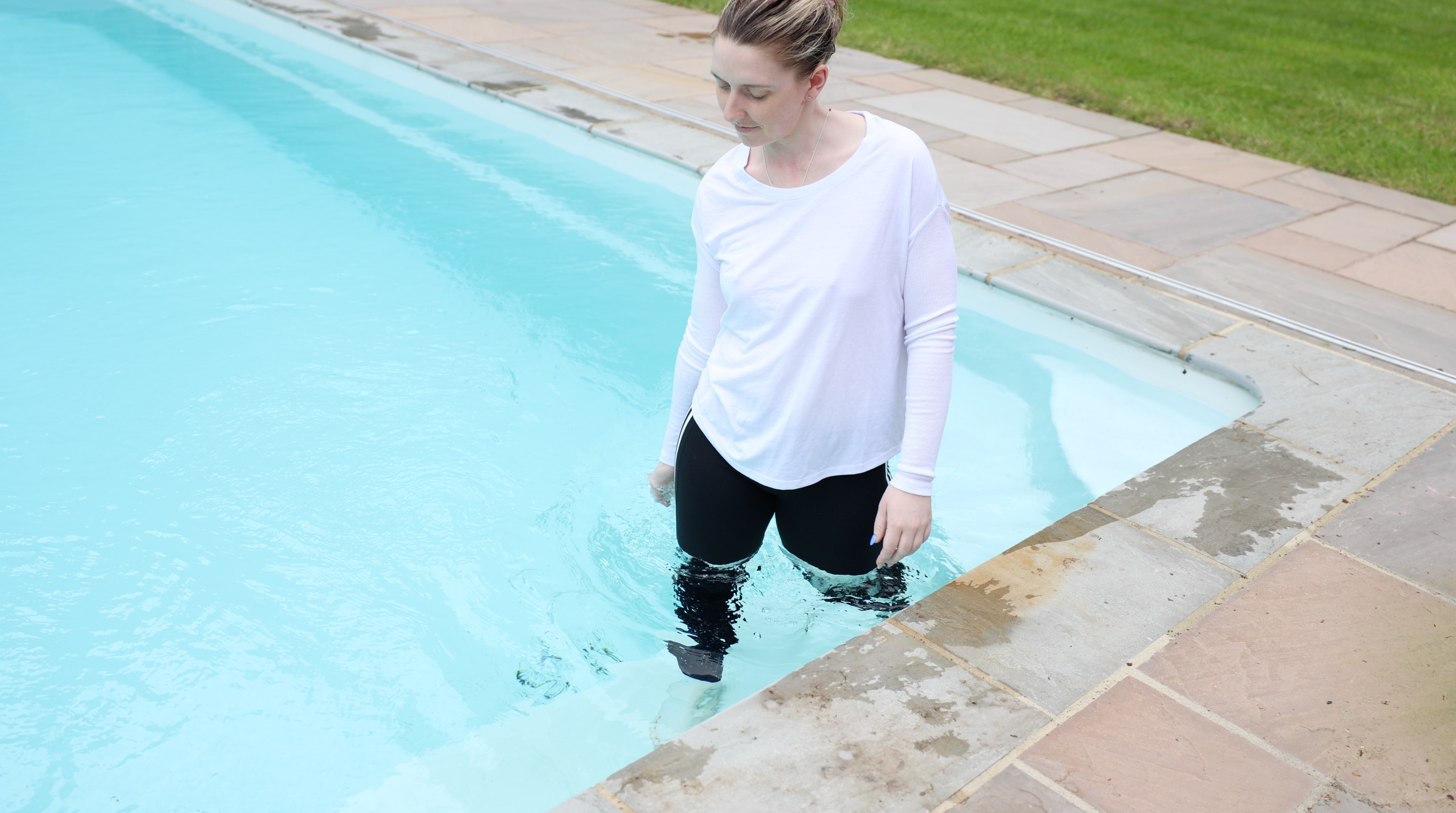 White Flowy Longlseeve & Sports Leggings In The Pool & Hottub