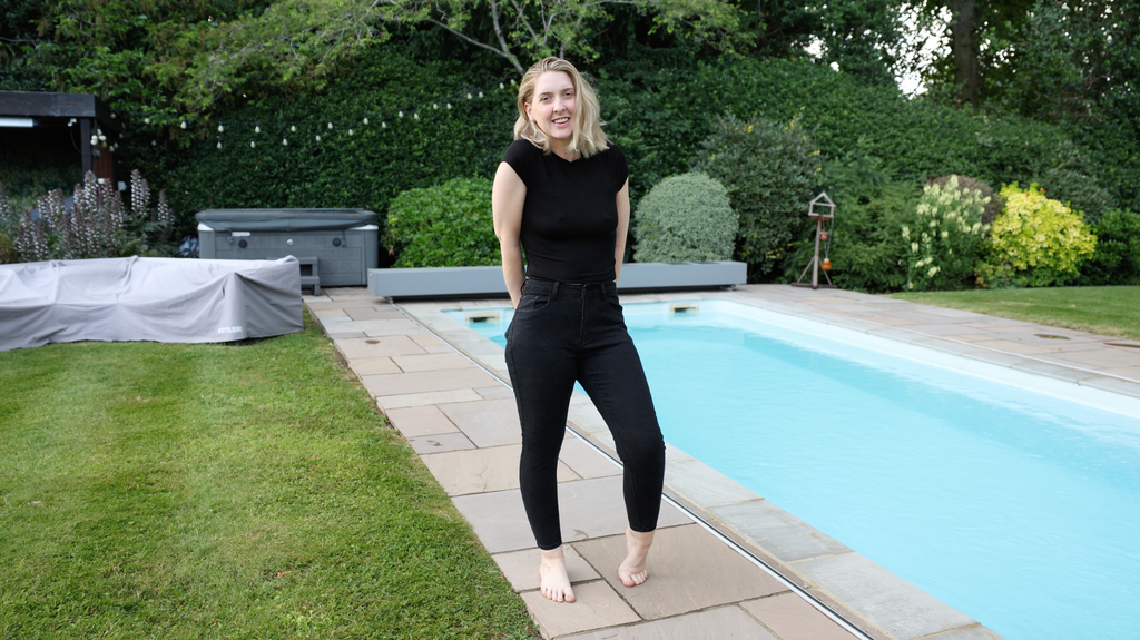Black Crop T-Shirt And Black Jeans In The Pool