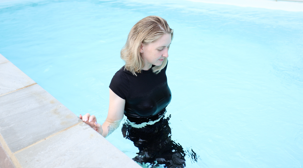 Black Crop T-Shirt And Black Jeans In The Pool