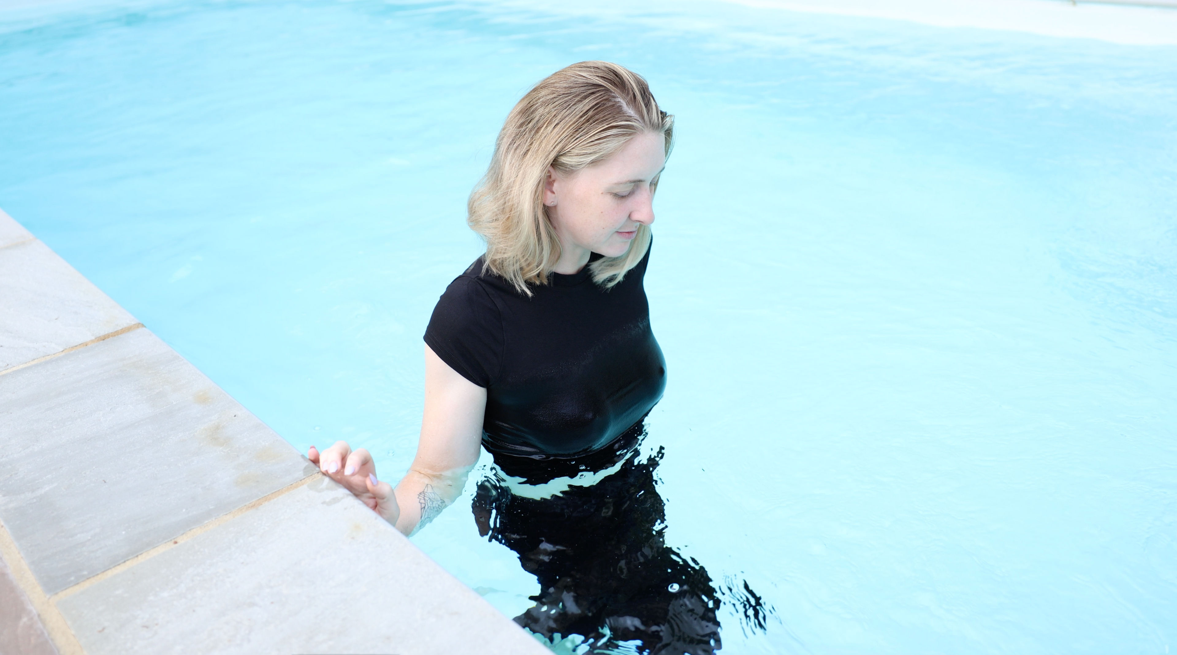 Black Crop T-Shirt And Black Jeans In The Pool