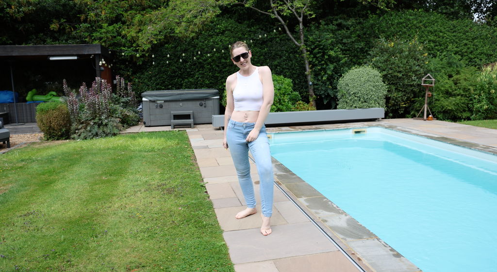 White Crop T-Shirt & Blue Jeans In The Pool