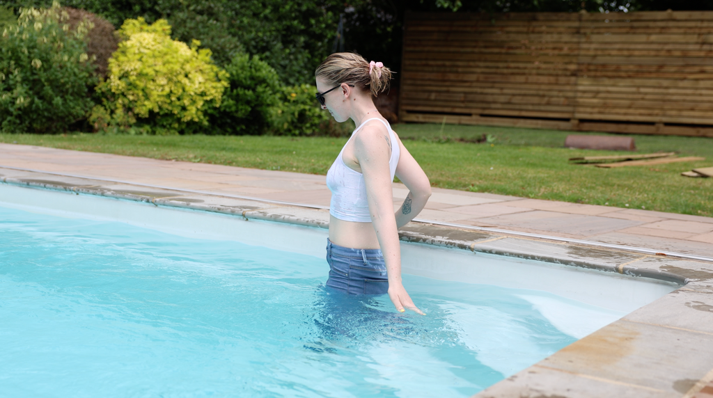 White Crop T-Shirt & Blue Jeans In The Pool