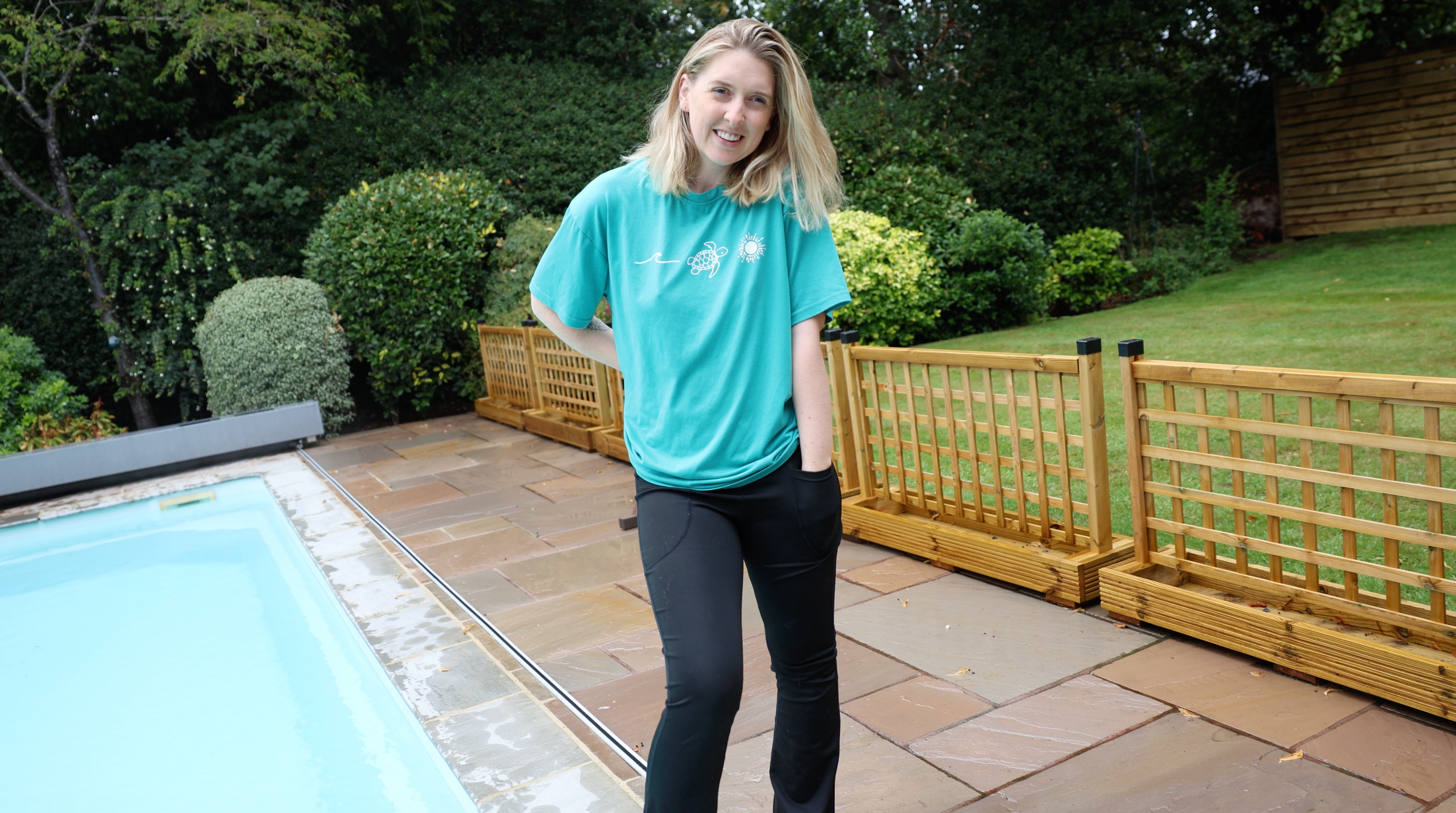 T-Shirt & Black Leggings In Pool & Hottub