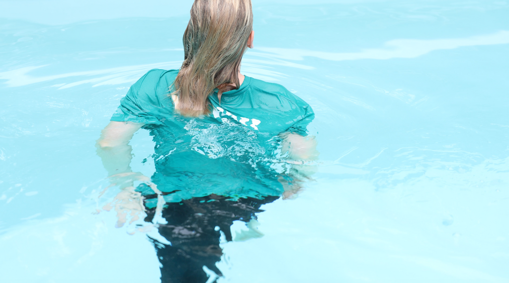 T-Shirt & Black Leggings In Pool & Hottub