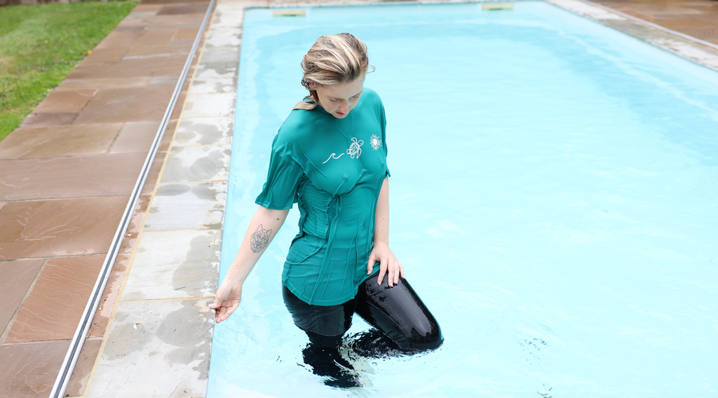 T-Shirt & Black Leggings In Pool & Hottub