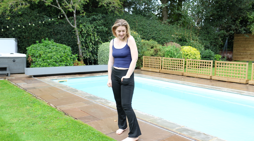 Tank top and Leggings In The Pool!